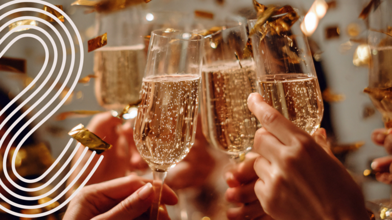 Samppanjalasit, joilla skoolataan ja ilmassa kultaista serpentiiniä.